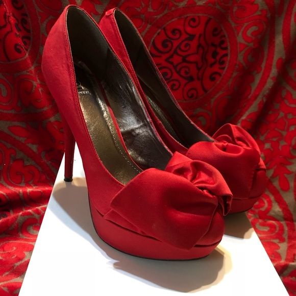 Red Silk pumps - Picture 2 of 3